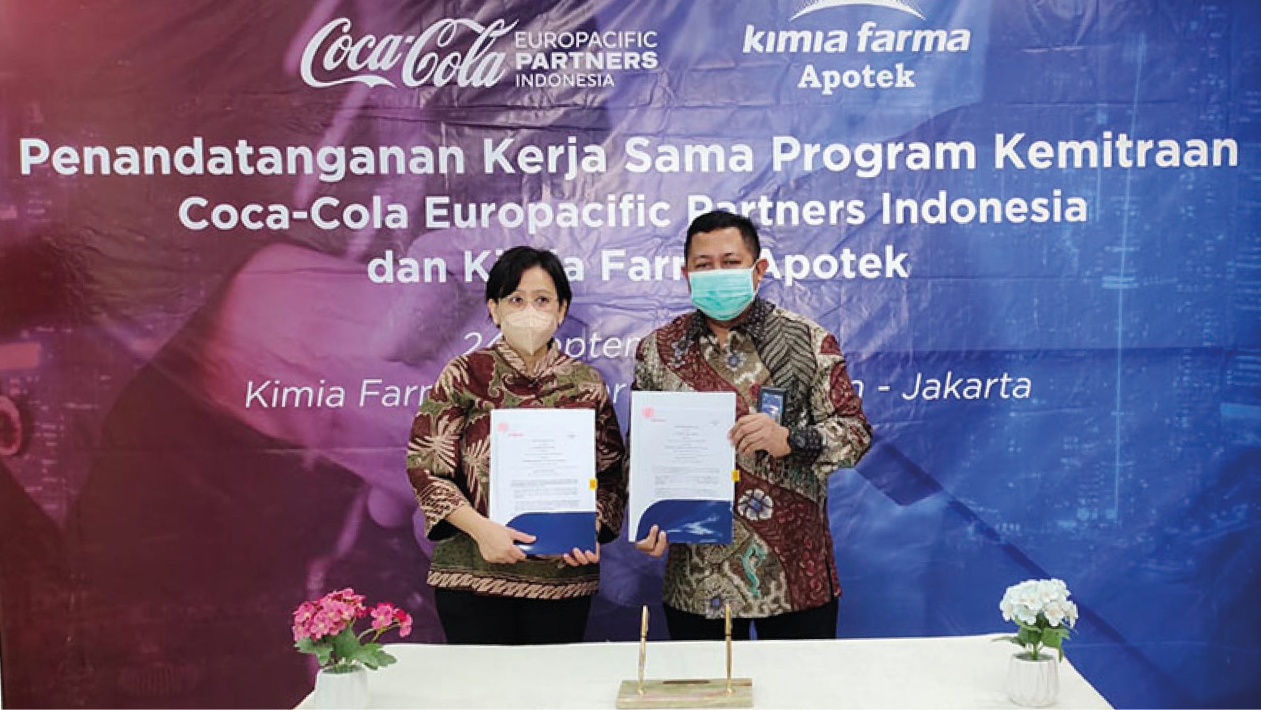 Read more about the article Kimia Farma Apotek and Coca-Cola Europacific Partners Indonesia Sign Cooperation Agreement to Improve Immunity & Health of CCEP Indonesia Employees during the pandemic